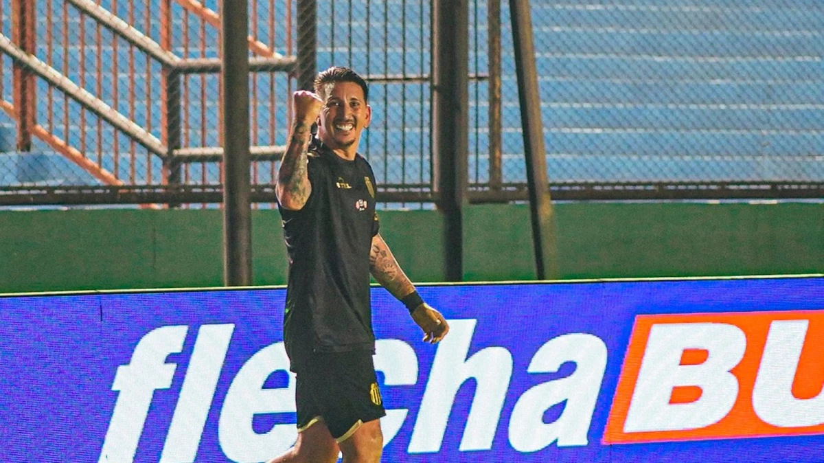 Foto:@barracascentral. Damián Martínez festeja el gol de la clasificación del Guapo ante Huracán