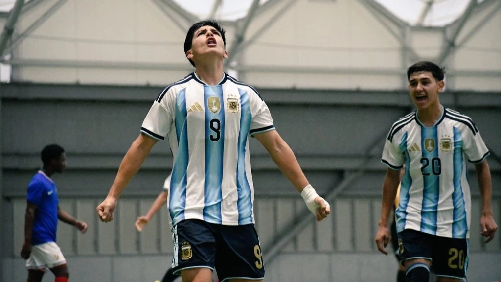 Cabral festeja uno de sus goles en el estadio techado de Fukushima. Foto: @Argentina