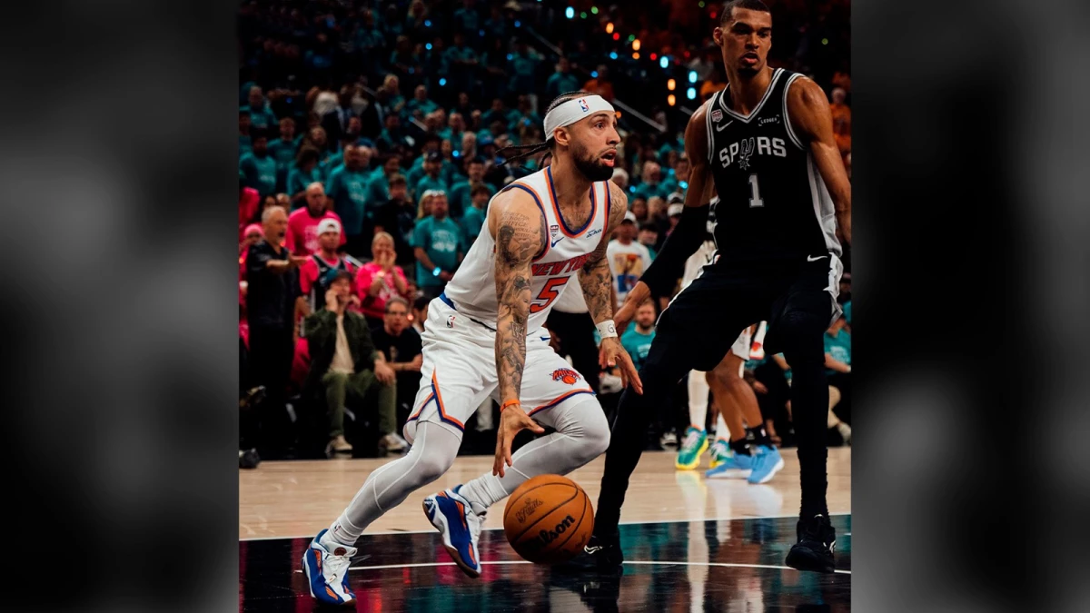 Foto: El base puertorriqueño de los Knicks José Alvarado maniobra ante la estrella de los Spurs, el pivote francés Víctor Wembanyama.