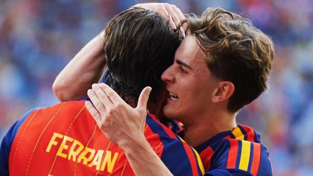 Gavi aplaude a Ferrán Torres, autor del gol ibérico. foto: @rfef.