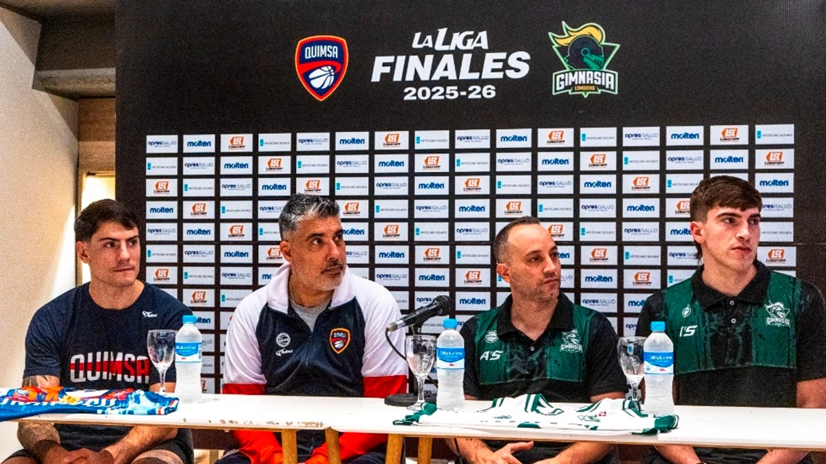 Lema, Voctoriano por el local y Favarel y el juvenil Dato, a la espera del comienzo del partido 1 en el Estadio Ciudad de la ciudad norteña | Foto: Prensa AdC