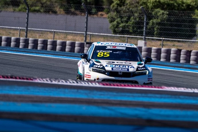 Foto: Prensa TCR Europe. El argentino Tiago Pernía culminó quinto en la primera carrera en Paul Ricard