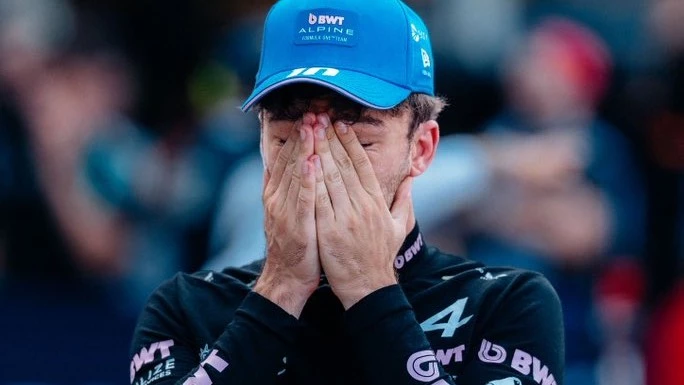 El desconsuelo del francés Pierre Gasly tras la sanción de la FIA que le impió subir al podio. (Foto: @AlpineF1Team)