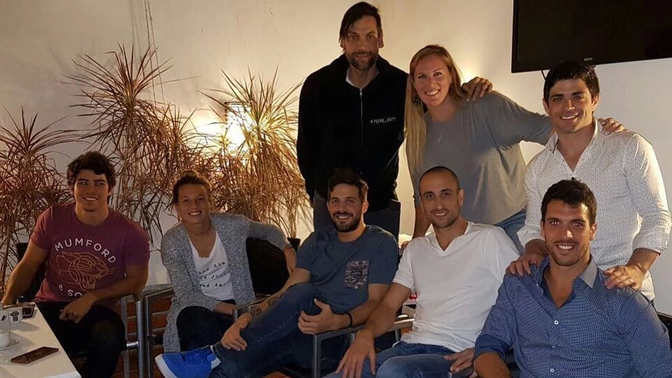 Simonet junto a Ginóbili y otros deportistas argentinos. Foto: @chinosimonet