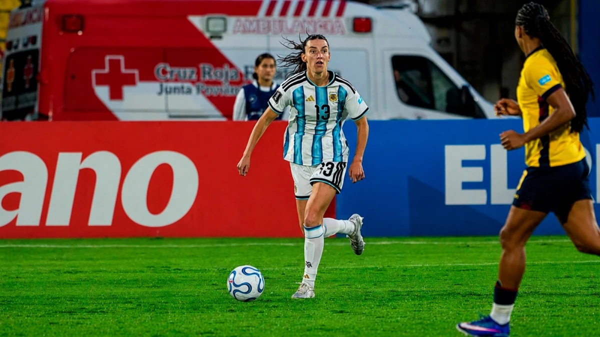 Foto:@Argentina. La defensora Sophia Braun conduce un ataque. Ganó el equipo albiceleste pero terminó segundo en el torneo Liga de las Naciones