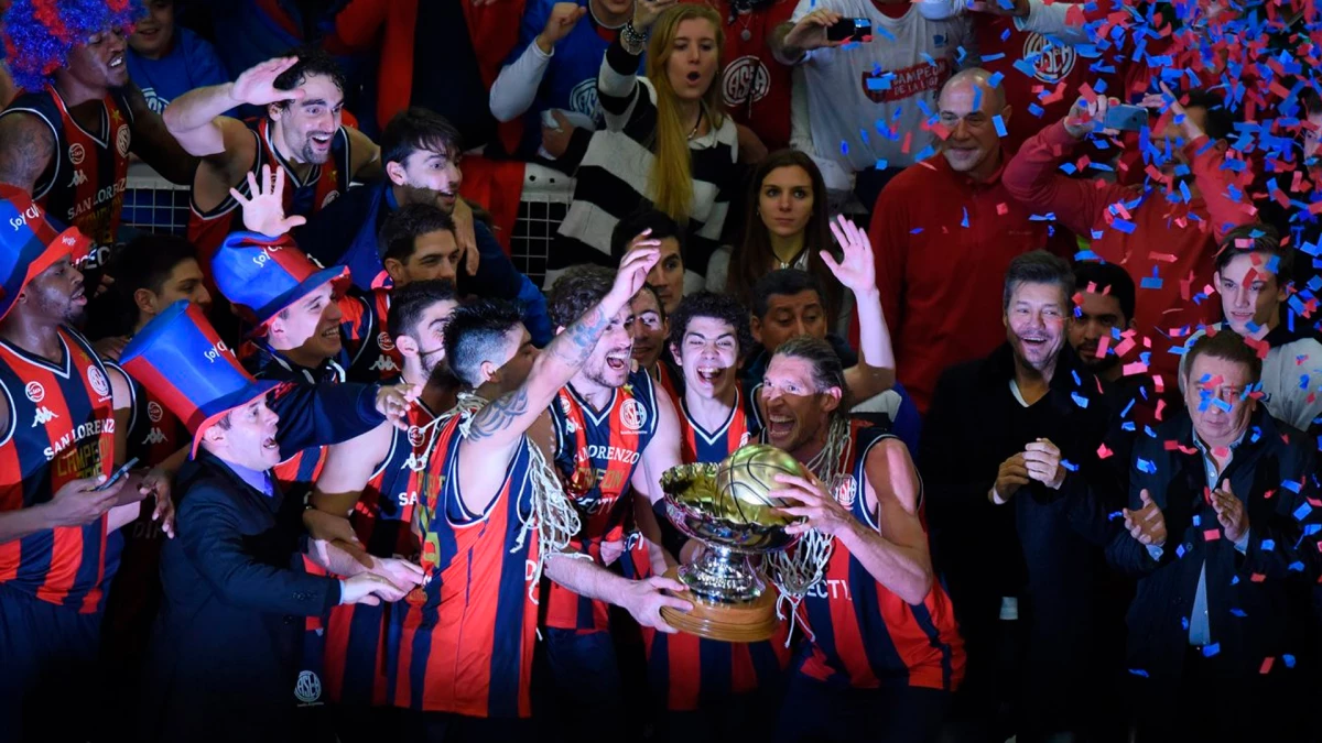 San Lorenzo de Almagro y uno de los cinco trofeos ganados de manera consecutiva | Foto: Archivo Asociación de Clubes&nbsp;