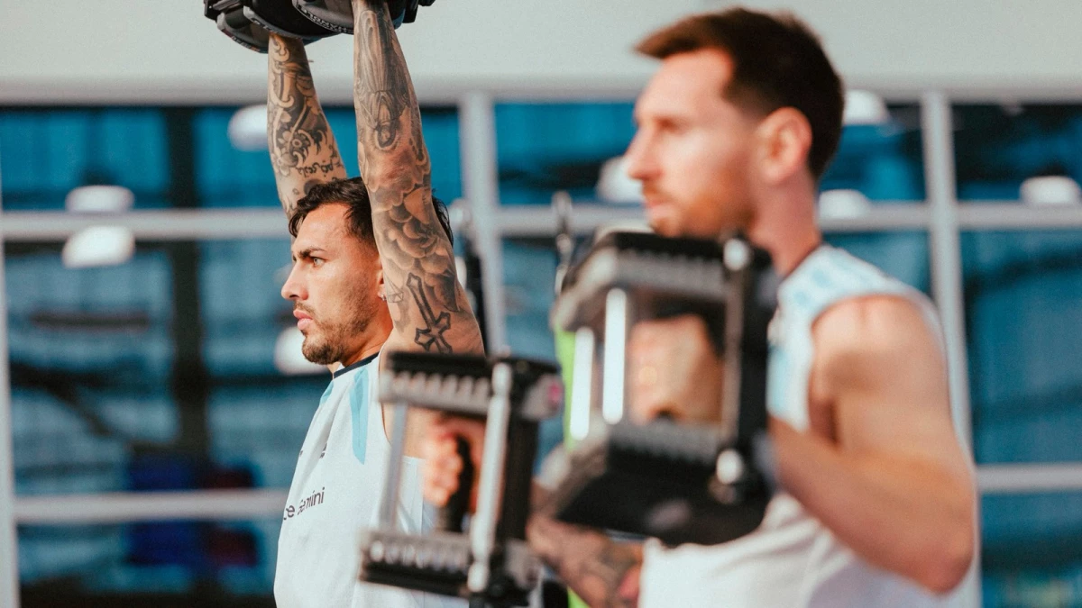 Foto: Messi en el gimnasio junto a Paredes, que sigue entre algodones pero no se mueve de la lista de 26.&nbsp;