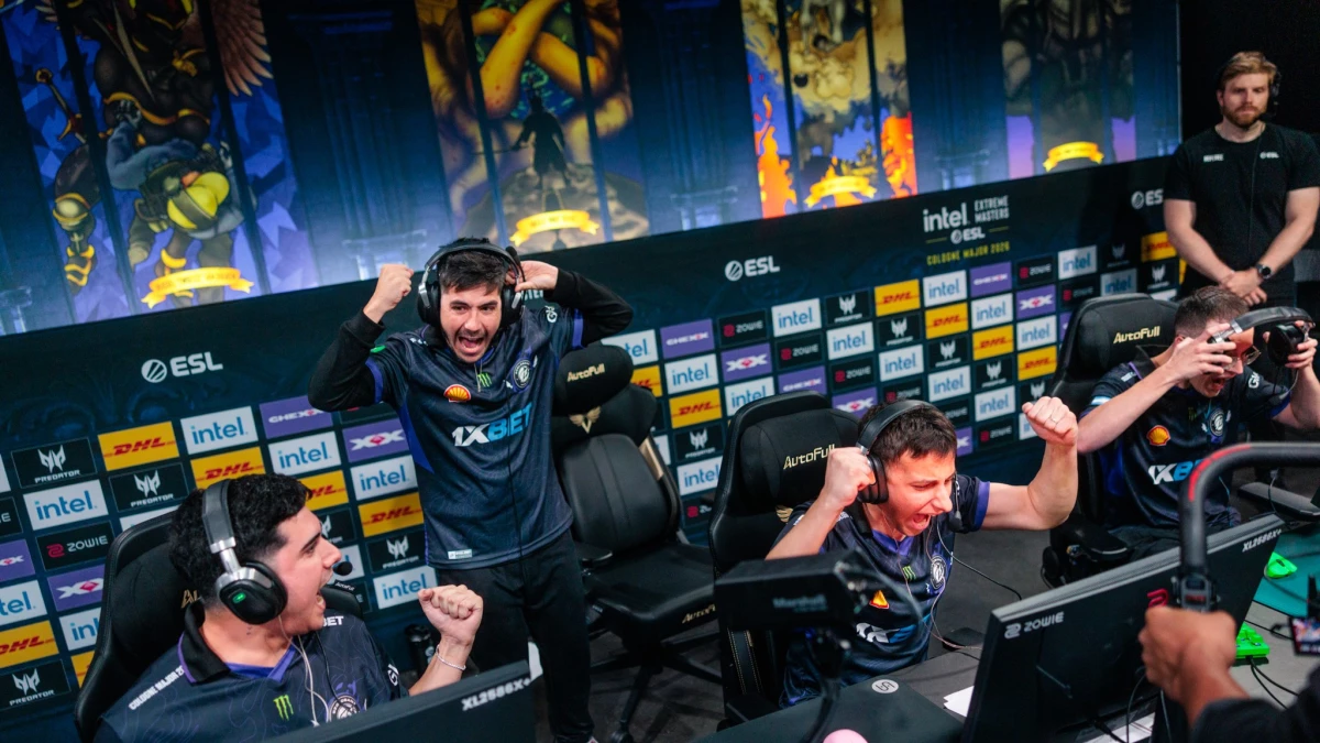 Foto de @adelasznajder y del “X” de ESL Counter-Strike (@ESLCS).
