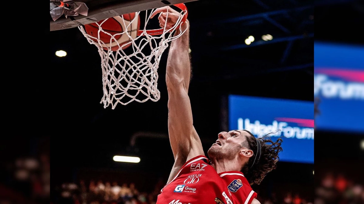Foto:@OlimpiaMI1936. Bolmaro encesta y engrosa su cuenta para la victoria del Olimpia Milano en la final de la Legabasket