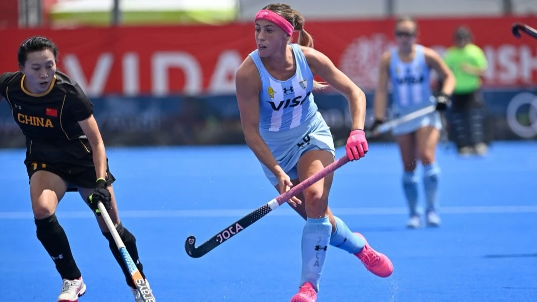 Julieta Jankunas avanza con pelota dominada ante las chinas. foto: @fih.