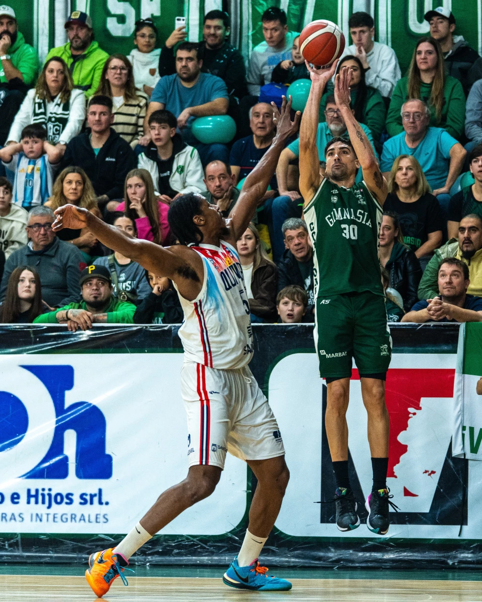 Foto:@LigaNacional. Mauro Cosolito extiende la mano y lanza al canasto. Gimnasia y Esgrima de Comodoro Rivadavia no pudo como local y la final continuará el miércoles en Santiago del Estero
