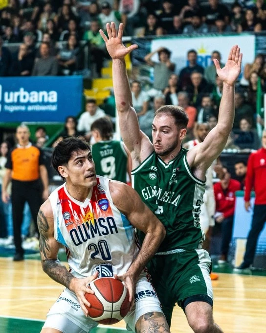 Foto:@LigaNacional. El cordobés Lema domina el balón y busca penetrar al aro rival. Ganó Quimsa y alargó la serie