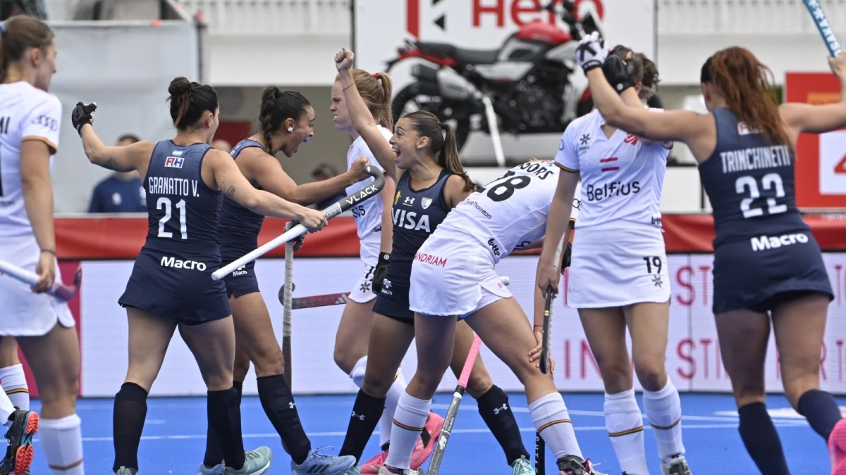 Brisa Bruggesser festeja con Victoria Miranda y Victoria Granatto un tanto argentino. foto:@fih.