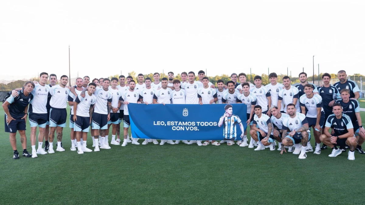 El plantel posó con la bandera dedicada a Balerdi después del entrenamiento del lunes. Foto: @Argentina.
