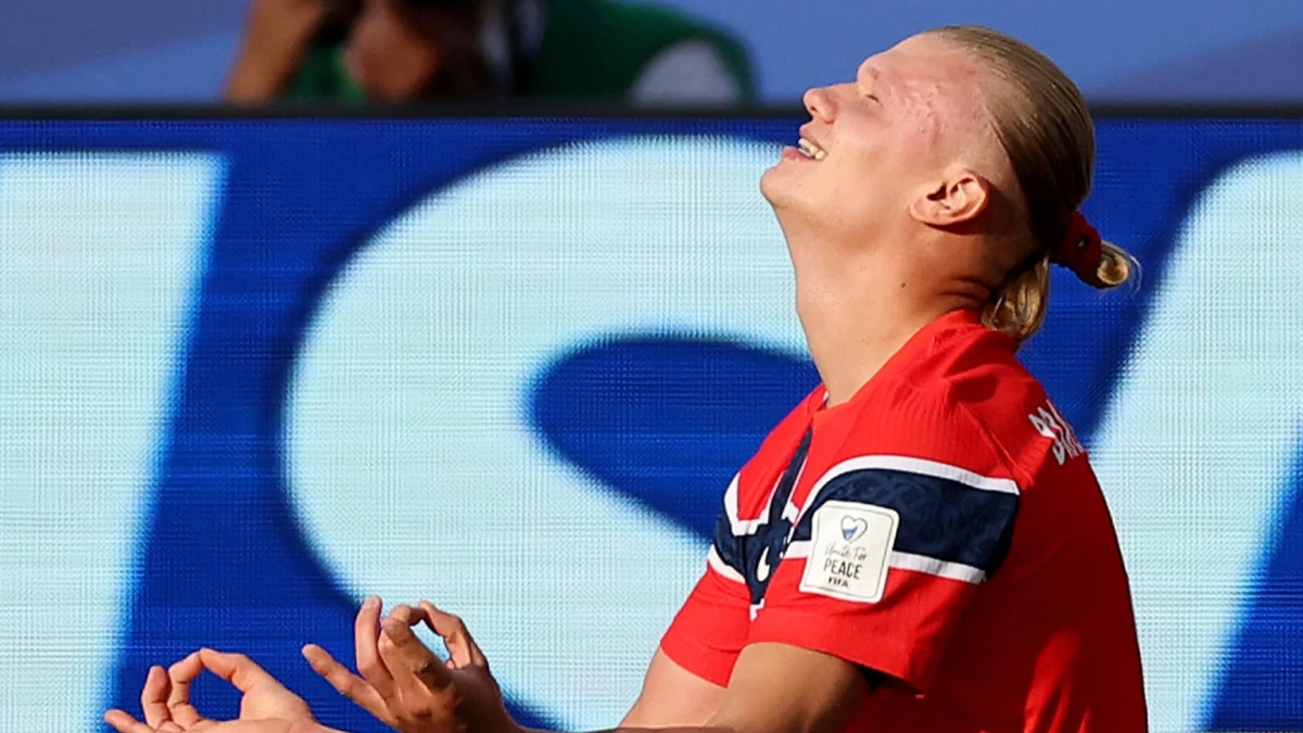 Foto: FIFA. Hizo dos goles y condujo a Noruega a la victoria en el debut en el Mundial. El delantero Haaland promete ser figura de la Copa