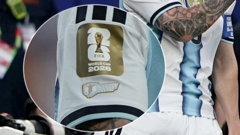 Foto: El parche que llevo Messi en el debut ante Argelia.