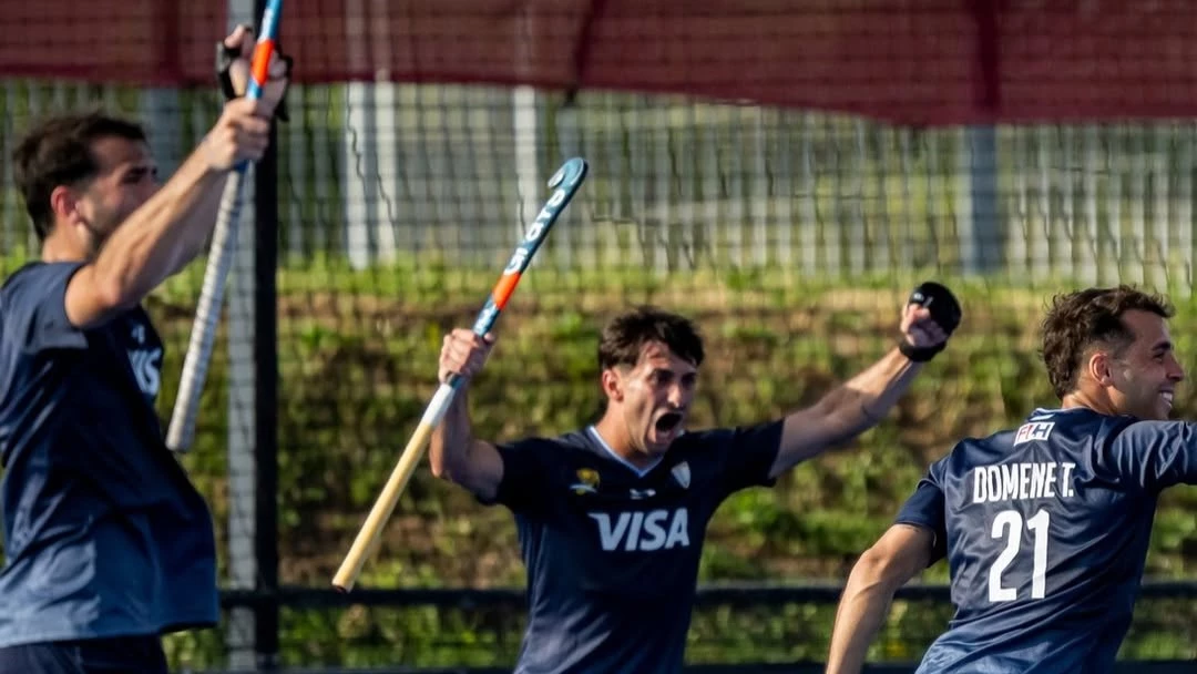 Tomas Dómene rodeado por sus compañeros tras marcar un tanto. foto: @fih.