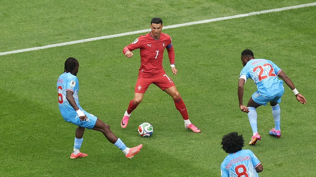 Cristiano maneja el balón y lo rodean los congoleños. foto: @fifa.