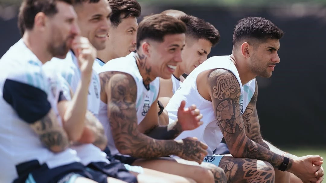 Los titulares estuvieron a un costado observando la práctica. Foto: @Argentina.