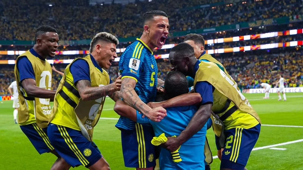 Foto:@FCFSeleccionCol. Kevin Castaño entró en el segundo tiempo y festeja el gol de Campaz en el final &nbsp;