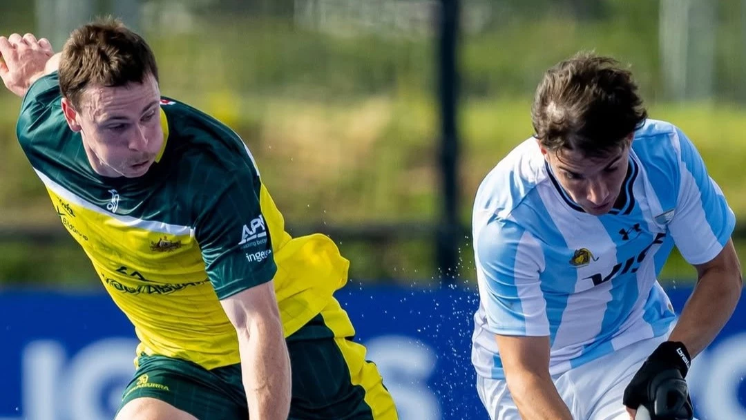 Un argentino lucha contra un australiano en el partido en Londres. foto: @fih.
