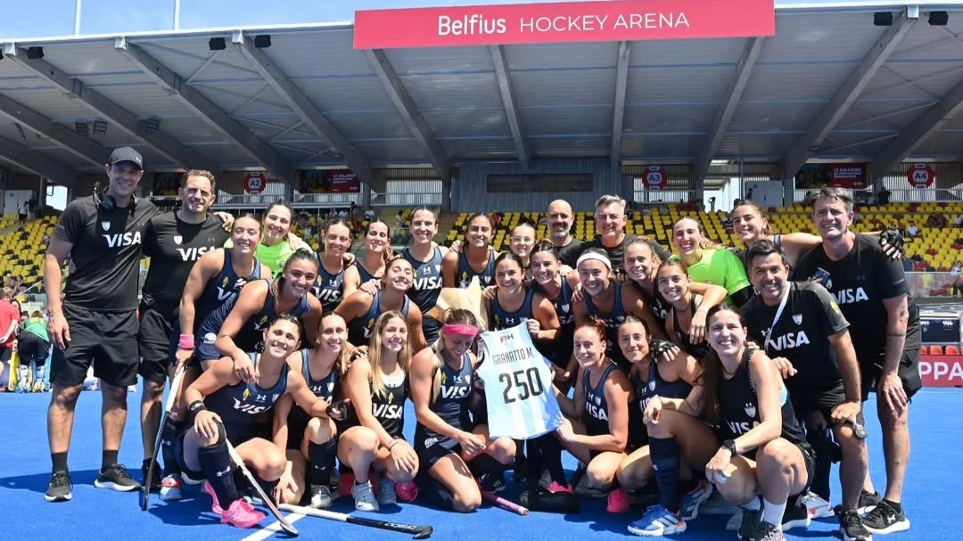 La foto por los 250 partidos de Majo Granatto. Foto: @argentina.hockey
