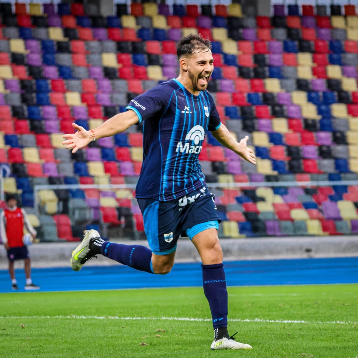 Foto:@OficialGyEJujuy. Bianchi sale a festejar su gol. Victoria del Lobo jujeño que es líder en la zona B