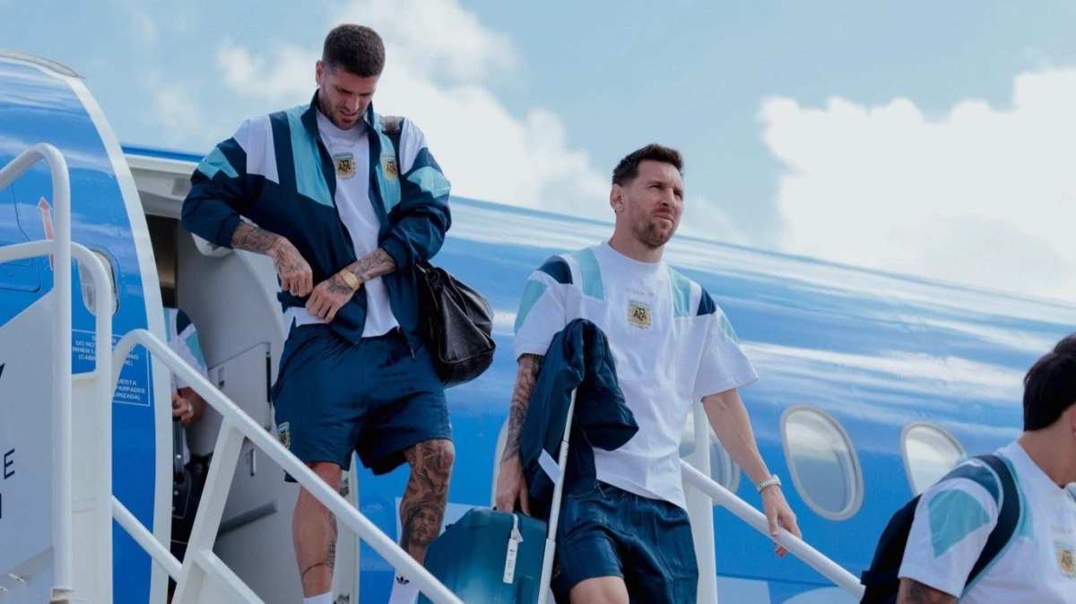 Messi y De Paul, al arribar al aeropuerto de Dallas para el partido de este lunes.