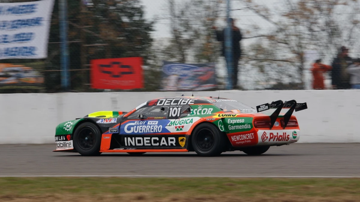 El piloto de Lobería, con su Dodge Challenger 101 en Rafaela. Foto: Prensa Jonatan Castellano.