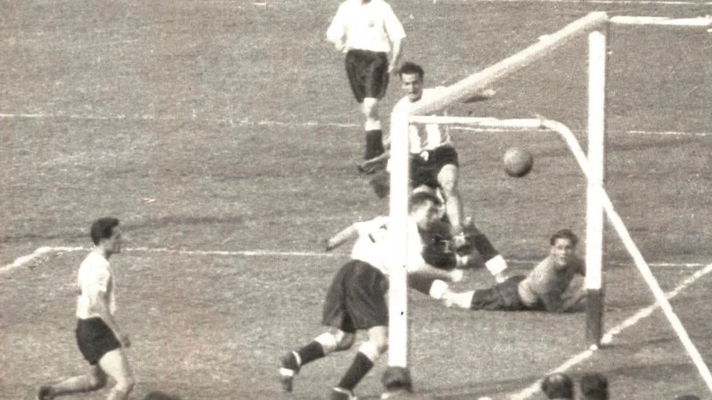 Foto: Grillo y el gol a los ingleses que puso la piedra fundamental para la celebración del Día del Futbolista en Argentina.