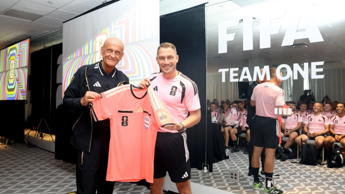El rumano recibió una camiseta especial por el partido 1000. Foto: FIFA.