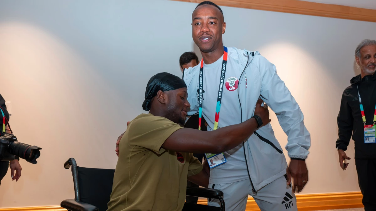 Foto:@QFA_EN. El mediocampista Madibo visitó a Koné en el hospital, luego de haberlo lesionado seriamente en el Canadá 6-Qatar 0 de la semana pasada en Vancouver