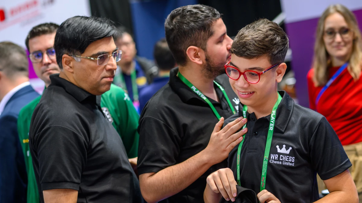 José Martínez felicita a Fausti bajo la mirada del cinco veces campeón mundial Viswanathan Anand. Foto: FIDE.