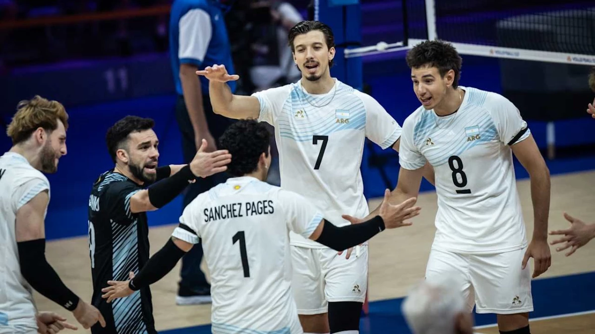 Foto: VNL. Argentina, con el brazalete negro de luto por la muerte de Daniel Castellani, jugó un gran partido ante China.&nbsp;
