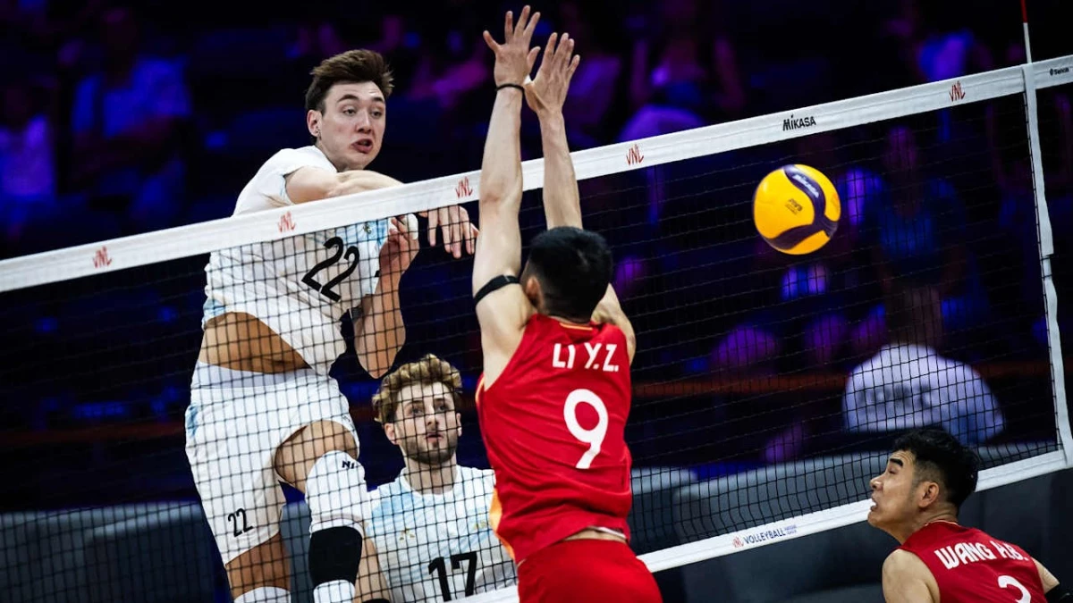 Foto: VNL. Esta vez Argentina jugó más pelotas por el cenbtro como en este caso con el punto de Nico Zerba.