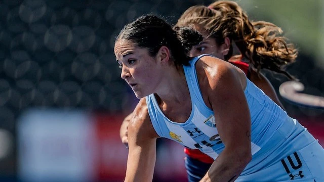 María José Granatto conduce un ataque de Argentina. foto: @fih.