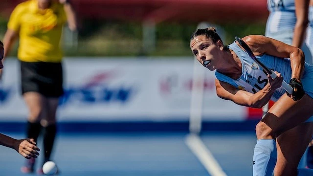 Remate de Sofia Toccalino en pleno encuentro ante España. foto: @fih.