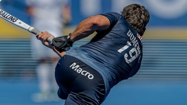 Lautaro Domené remata durante el partido. foto: @fih.