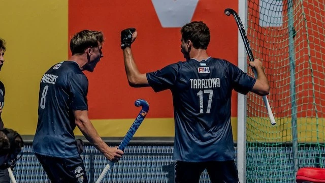 Lucas Martínez y Santiago Tarazona, festejan un tanto argentino. foto: @fih.