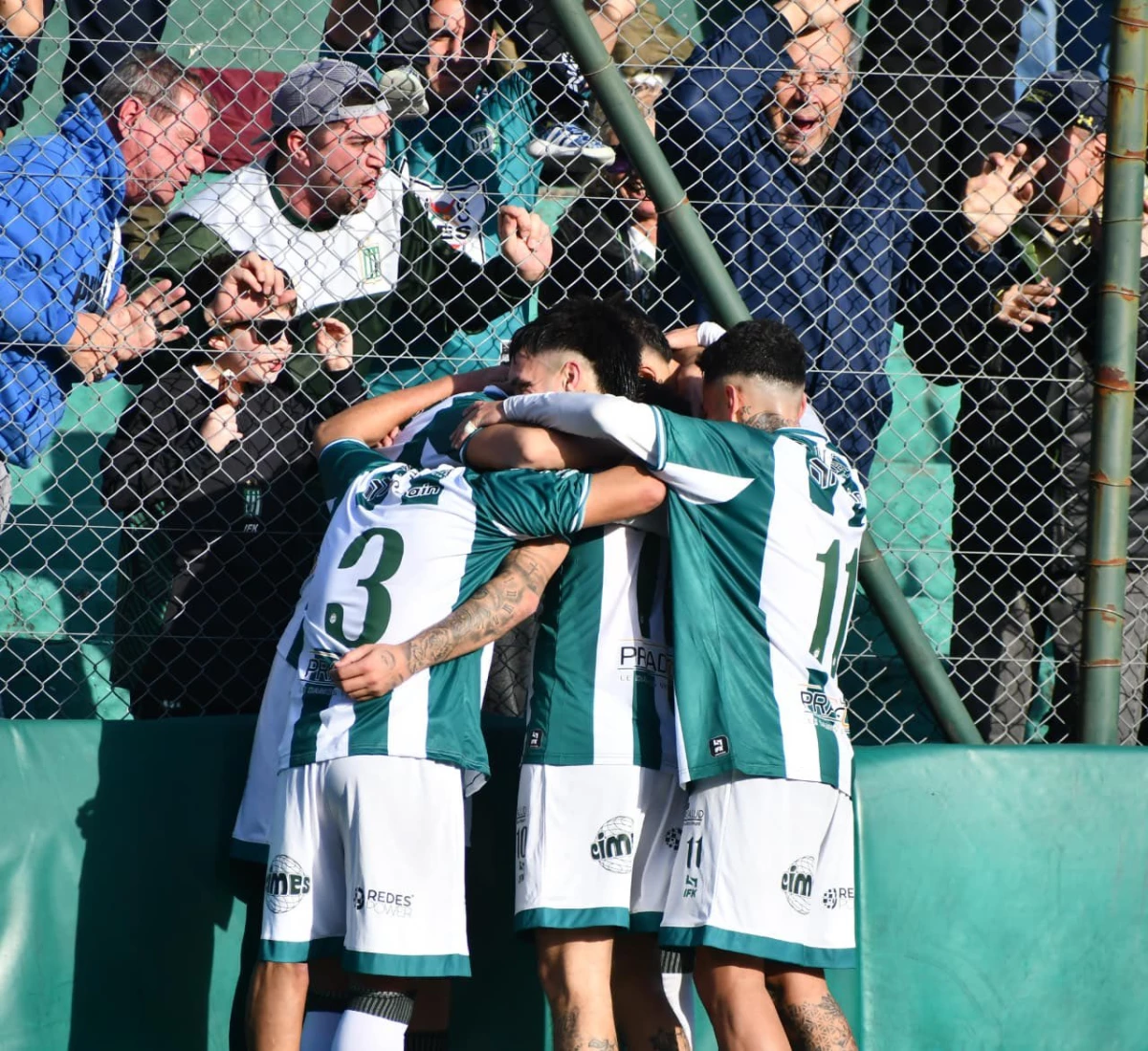 Foto:@ExcursioOficial. Excursionistas festeja la victoria contundente ante Deportivo Merlo que le permite afianzarse arriba
