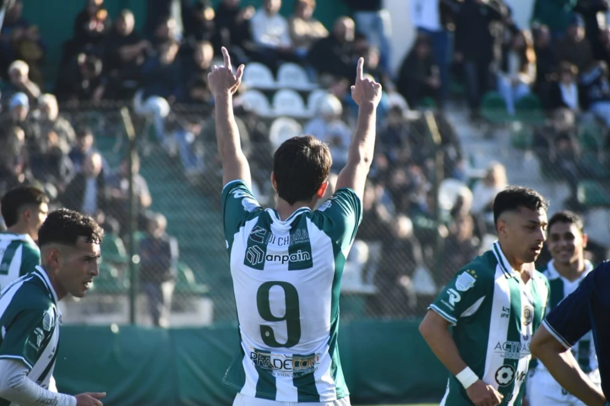 Foto:@ExcursioOficial. El delantero Polvera celebra el tercer tanto del equipo de Bilbao.&nbsp;