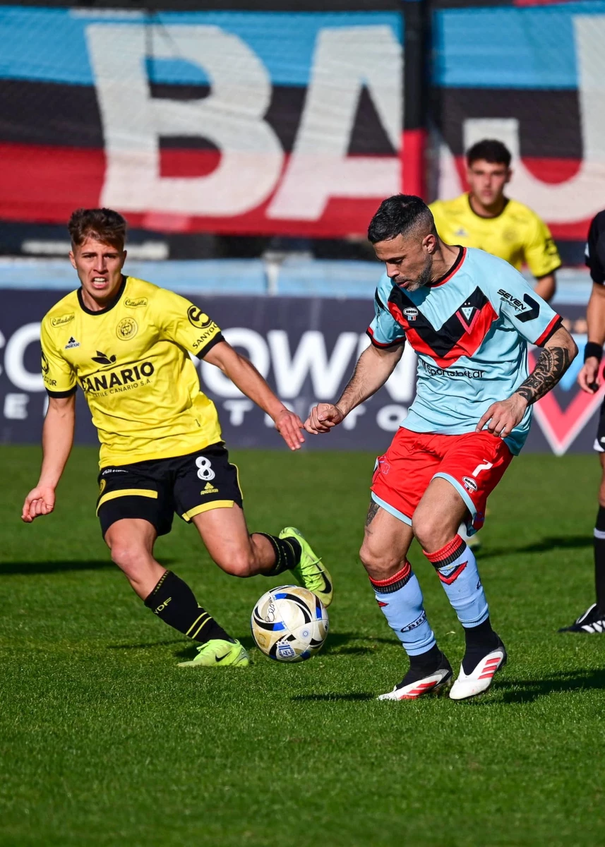 Foto:@CABrown_Oficial. El mediapunta Lucas Baldunciel hizo su debut este sábado en el triunfo de Brown de Adrogué