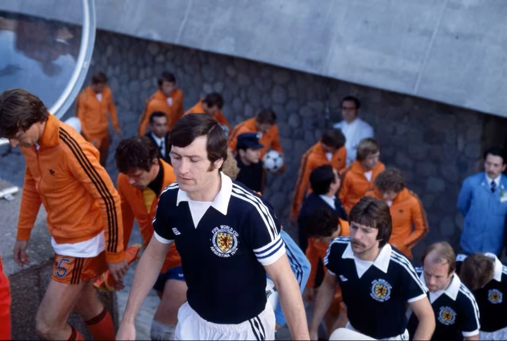 Foto: Archivo FIFA. Escocia y Holanda saltan a la cancha en el partido que celebraron en Mendoza en Argentina 78