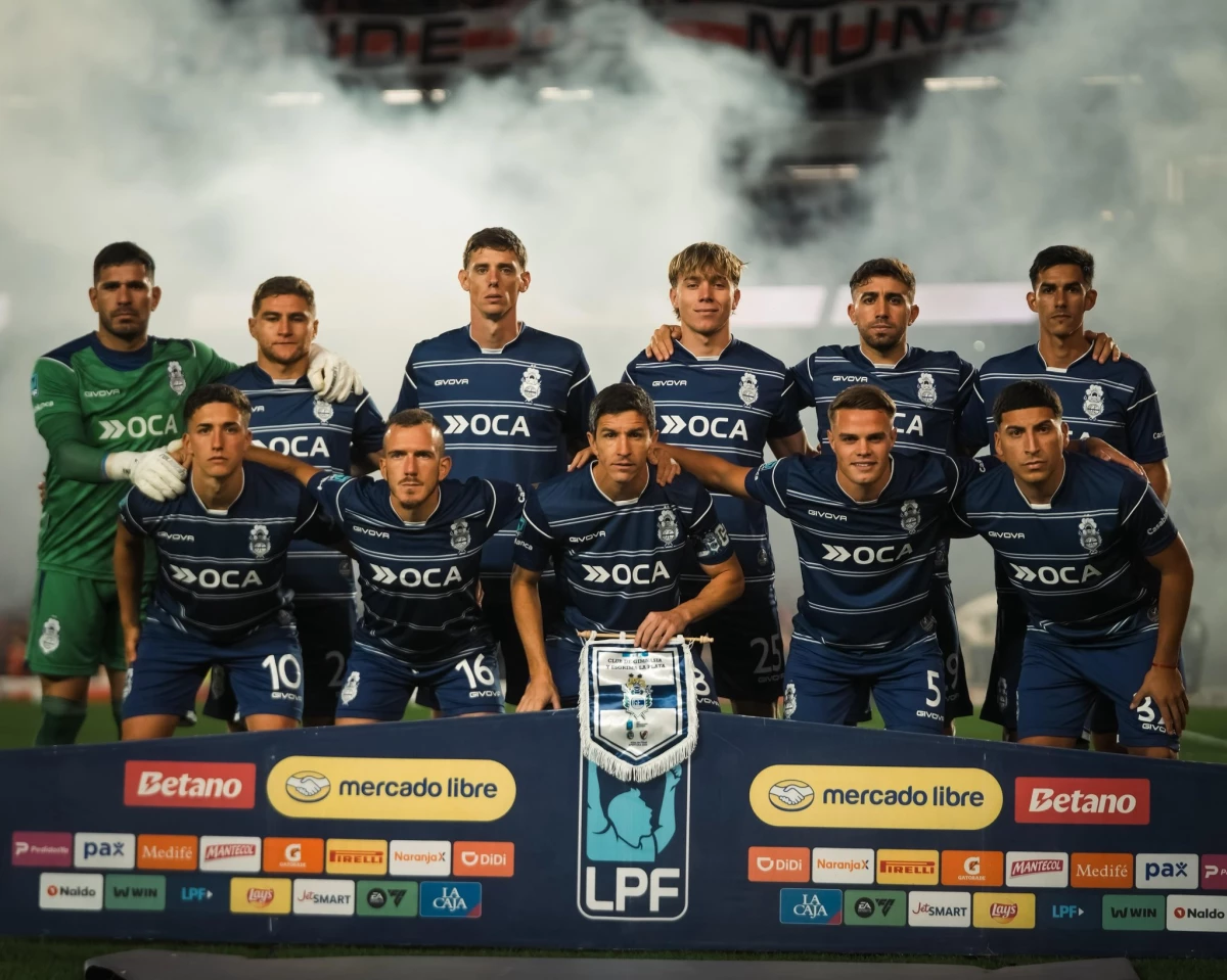 Foto:@gimnasiaoficial. La última formación que presentó el Lobo en el pasado Apertura ante River