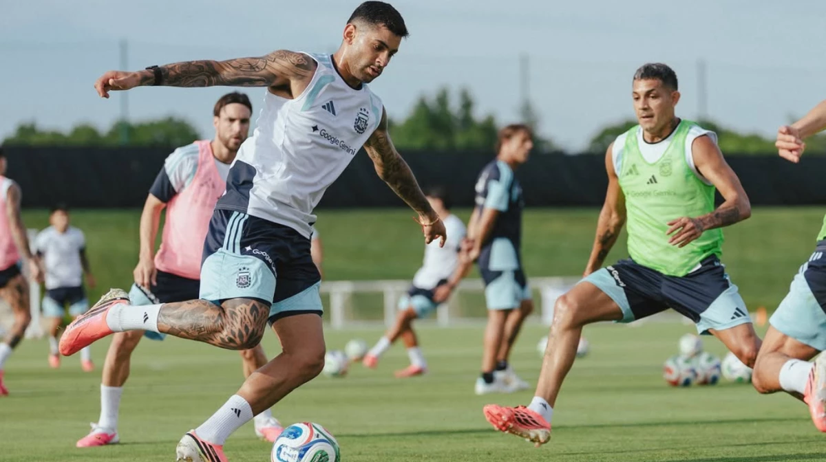 Cuti Romero puede volver tras sufrir un golpe en la rodilla (Foto: X@Argentina)