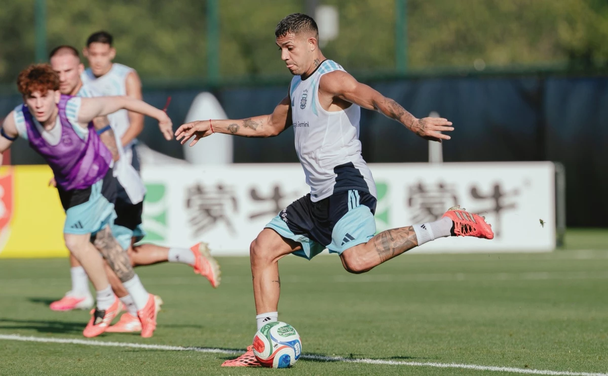 Foto: Facundo Medina podría ser reemplazado por Nicolás Tagliafico como lateral izquierdo frente a Cabo Verde.&nbsp;