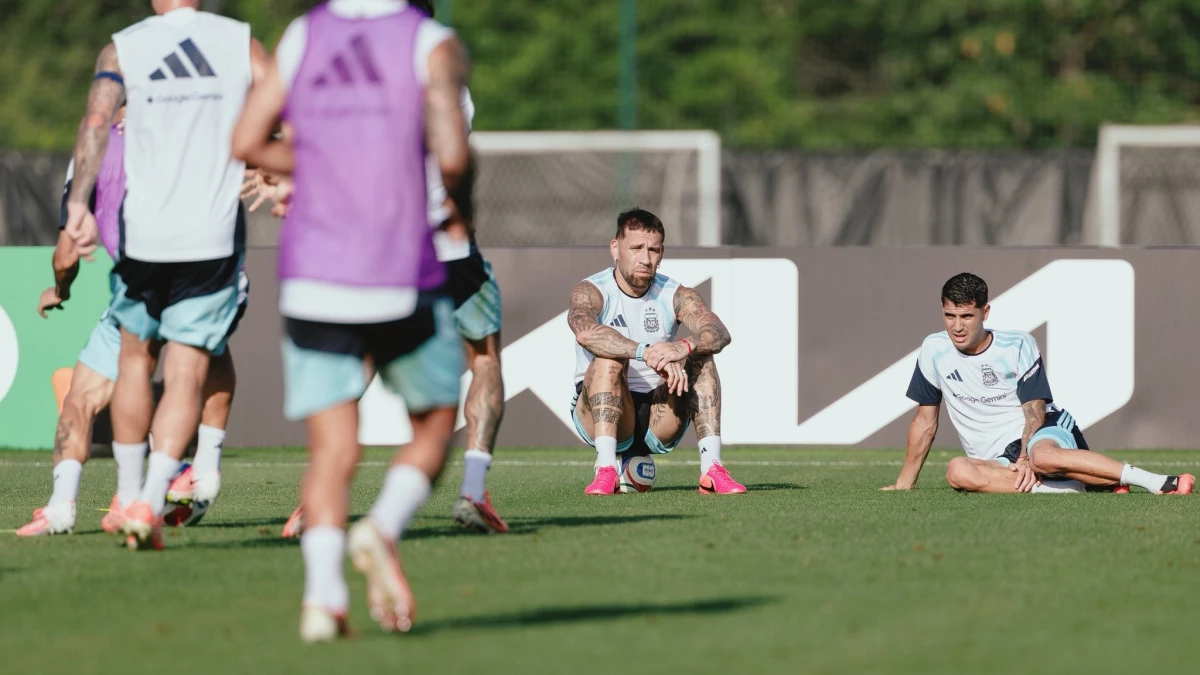 Foto: Nicolás Otamendi podría dejarle su lugar al recuperado “Cuti” Romero ante Cabo Verde.