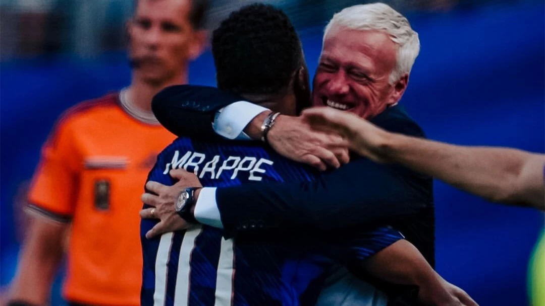 Foto: Mbappé le dedicó el primer gol al técnico Deschamps por el reciente fallecimiento de su madre.