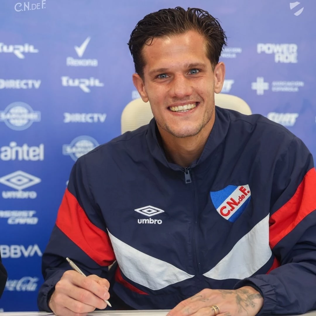 Foto:@Nacional. El volante firmó un contrato por dos temporadas&nbsp;