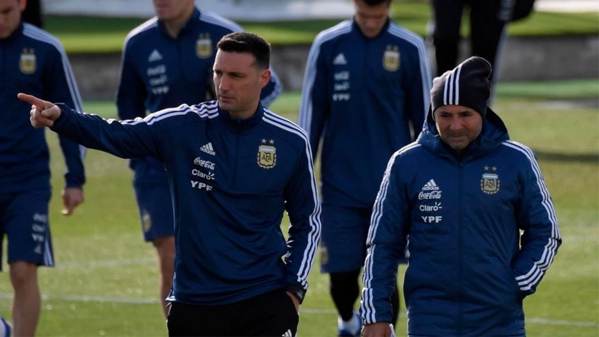 Foto: Scaloni parece marcarle a Sampaoli donde está la salida, pero el santafesino de Casilda la tomó y el de Pujato no.